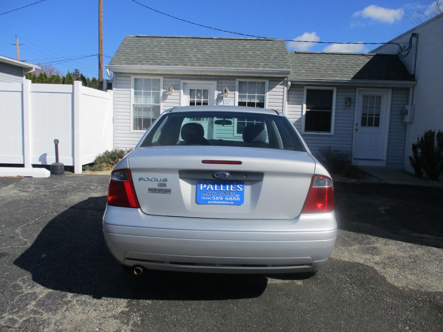 2007 SILVER Ford Focus (1FAHP34N27W) with an 2.0L L4 DOHC 16V engine, AUTOMATIC transmission, located at 540a Delsea Drive, Sewell, NJ, 08080, (856) 589-6888, 39.752560, -75.111206 - Photo#6